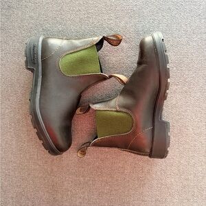 Blundstone Women’s Boots in Brown with Olive Accents
